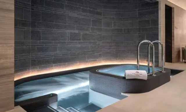 We all know how good a spa is for the mind, body and soul but have you ever considered the benefits of immersing yourself in a cold plunge after a hot sauna or steam session?

Benefits of a Cold Plunge:
🧊 Reduces Pain and Inflammation
🧊 Improves Circulation and Heart Health
🧊 Heightens Focus
🧊 Boosts Energy
🧊 Relieves Stress
🧊 Improves Sleep
🧊 Improves Metabolism

Pictured here we have the Spa and Cold Plunge at The Health Club located within the prestigious No.1 Grosvenor Square @lodha_uk - The World's Most Desirable Address ✨

#spa #relaxation #spaday #health #spadesign #interiordesign #designandbuild #luxurypool #luxurylifestyle #wellness #wellbeing #londonliving #no1grosvenorsquare